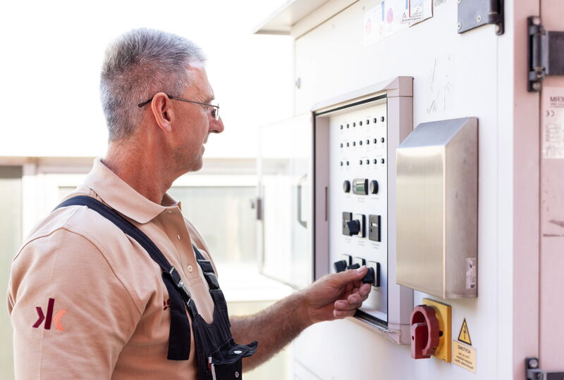 Heizungsfachmann prüft die Einstellungen einer Heizungsanlage, um Energieverbrauch und Heizkosten zu optimieren.