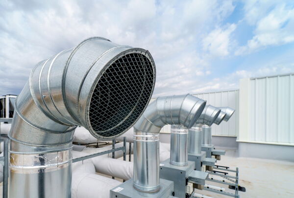 Detailaufnahme einer Lüftungsanlage mit Klimakanälen als Beispiel für moderne Klimatechnik im Gebäude.