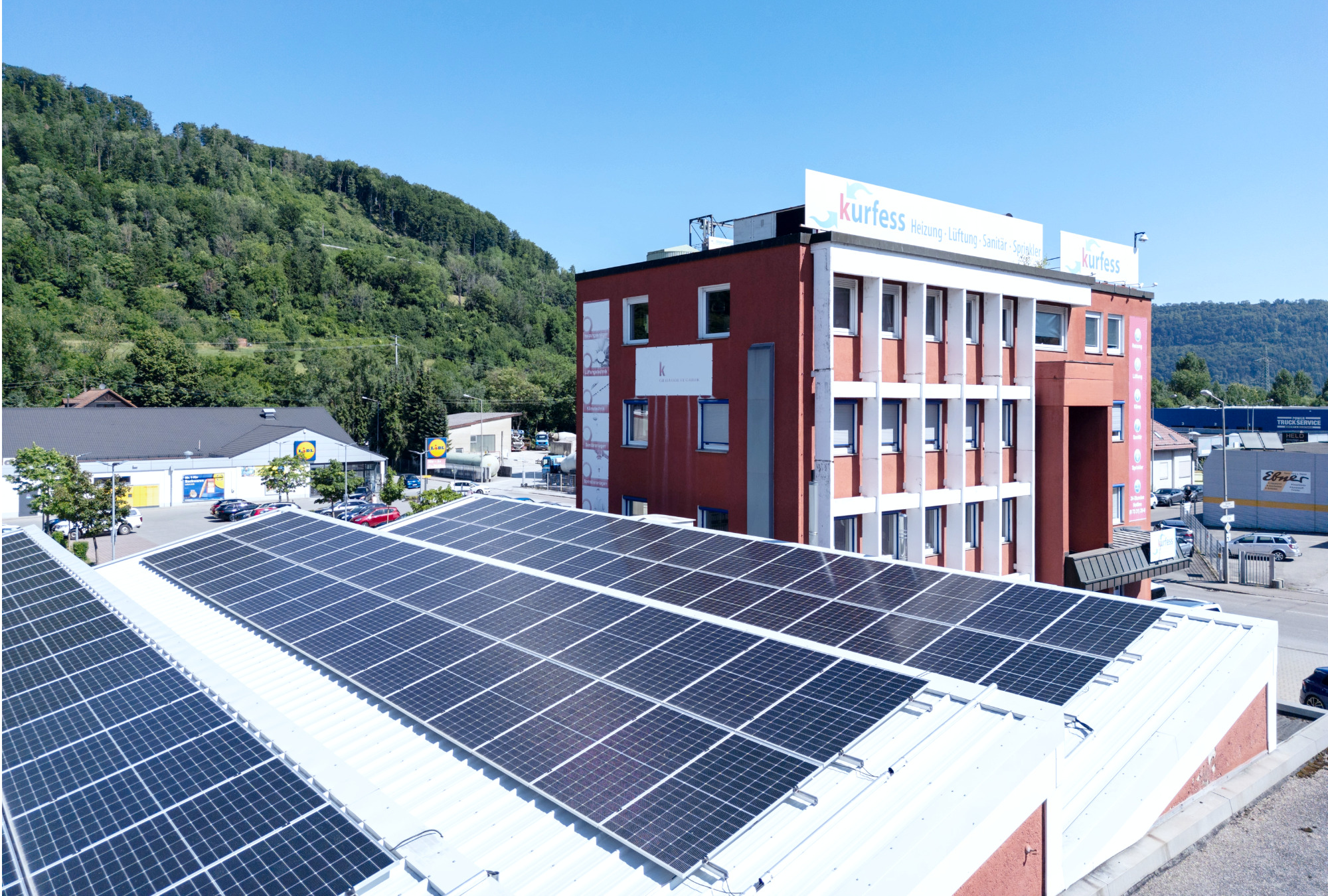 Photovoltaikmodule auf dem Dach eines Firmengebäudes von Kurfess